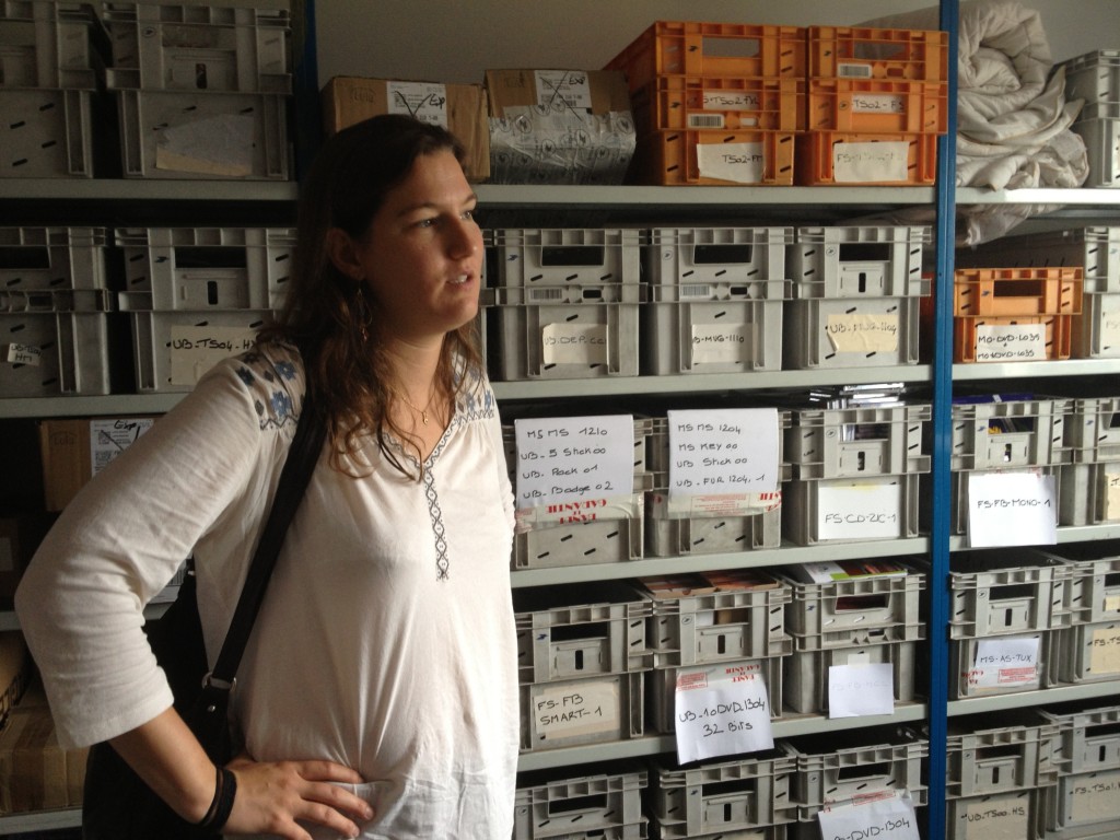 Annelies devant son stock